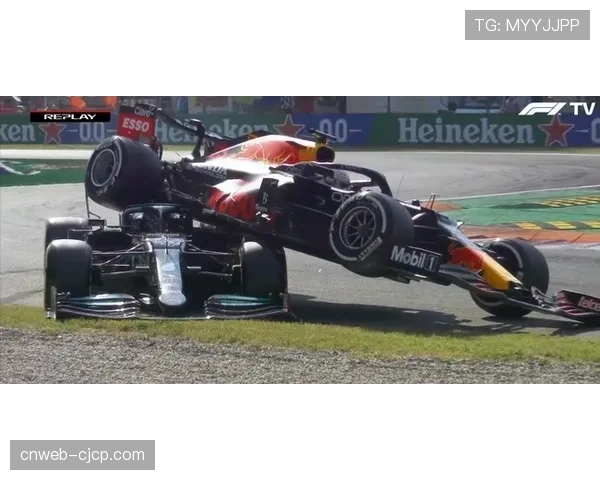 梅赛德斯双车在墨尔本发车后的一号弯发生碰撞，双双退赛